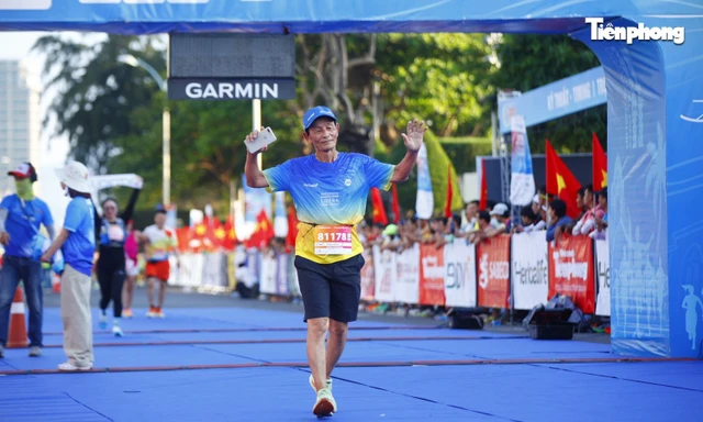 U80 hoàn thành cự ly chạy 21km: ‘Không già hay trẻ, cứ thể thao là khoẻ’
