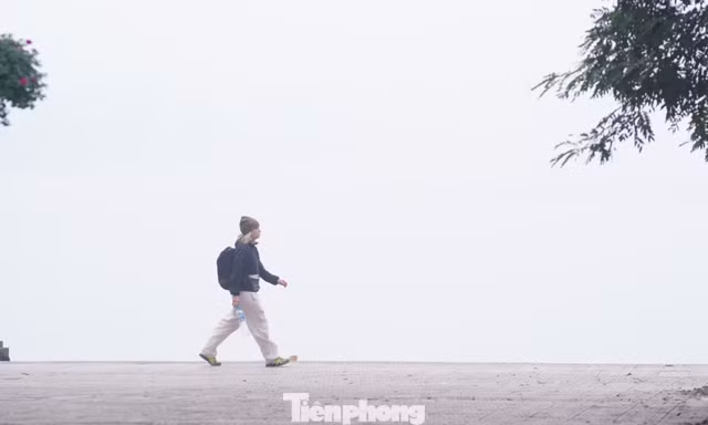 Hà Nội mù sương từ sáng đến chiều, chất lượng không khí ở mức xấu