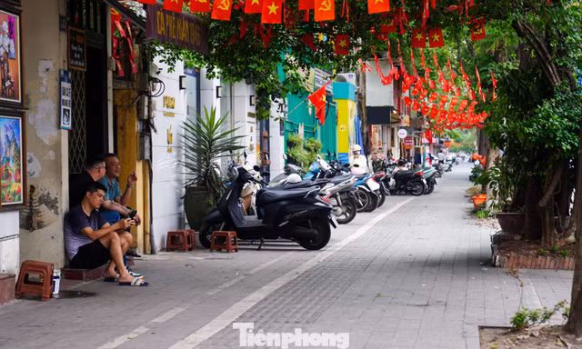 Hết cảnh ngồi lê la, vỉa hè Hà Nội 