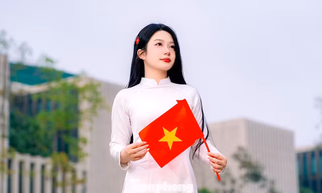 Hà Nội dịu mát ngày Giỗ Tổ, người dân thảnh thơi dạo phố