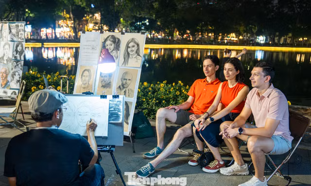 Diện mạo mới gây bất ngờ tại phố đi bộ Hồ Gươm