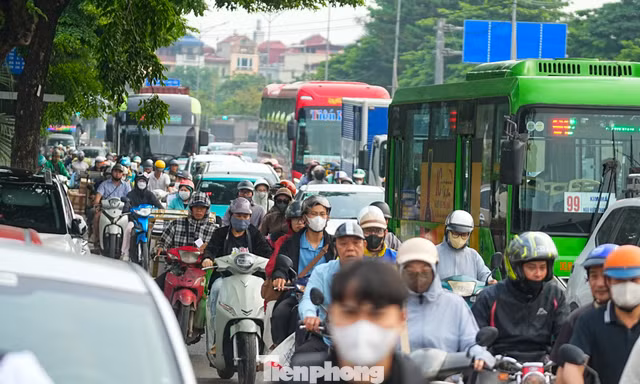 Dòng phương tiện nối dài trở lại Thủ đô sau kỳ nghỉ Giỗ Tổ