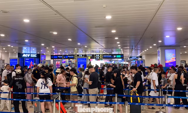 Hình ảnh sân bay Nội Bài trước 'cơn bão' đi lại dịp 30/4