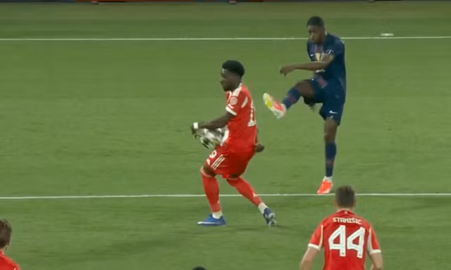 Tranh cãi gay gắt xung quanh quả phạt đền giúp PSG thắng Bayern