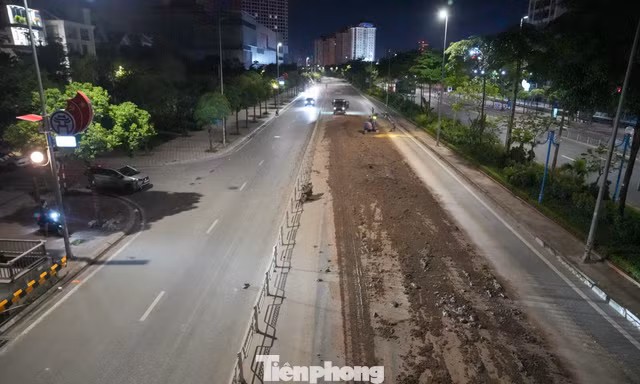 Hà Nội: Bùn đất phủ kín làn đường Võ Chí Công, hai người bị thương