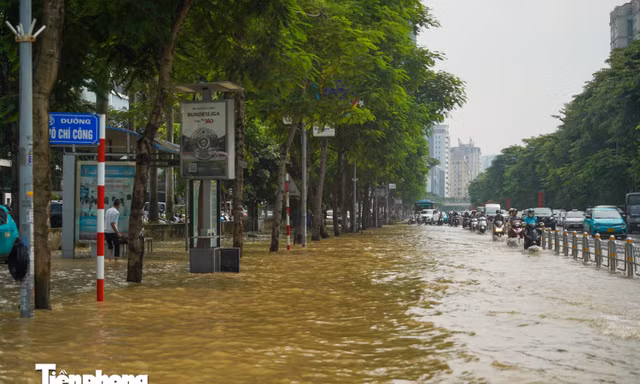 Trời nắng đẹp, người dân vẫn phải dắt xe giữa 'biển nước' trên đường Võ Chí Công