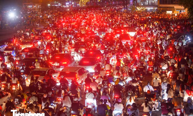 Cảnh chưa từng có ở Mỹ Đình lúc nửa đêm