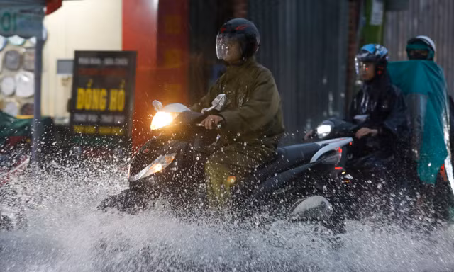 Đường biến thành sông sau mưa lớn kéo dài tại TPHCM