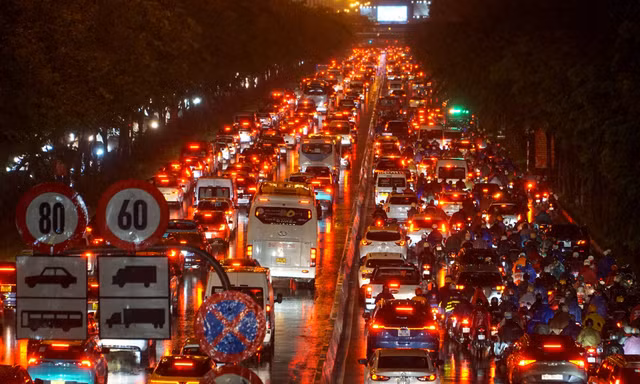 Kẹt xe kinh hoàng ở TPHCM sau mưa lớn