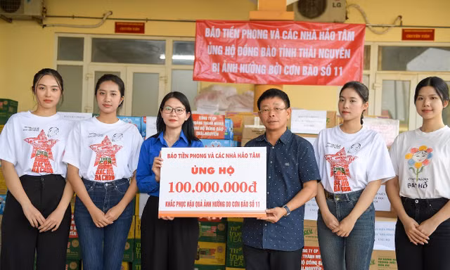 Báo Tiền Phong mang tấm lòng của nhiều nhà hảo tâm đến vùng ngập lụt Thái Nguyên 