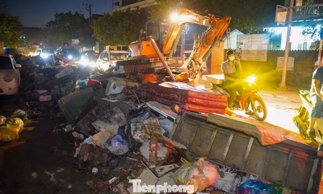 Nước rút, rác thải chất đống khắp đường phố Thái Nguyên