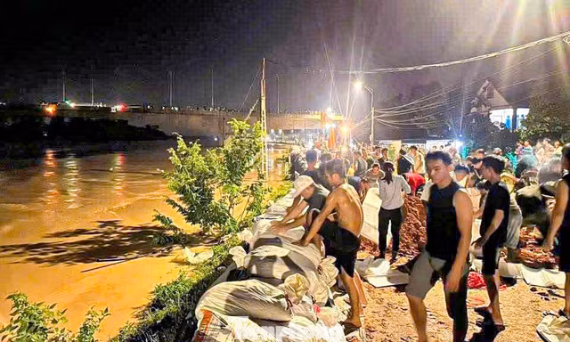 Thái Nguyên: Hàng ngàn người xuyên đêm gia cố đê sông Cầu