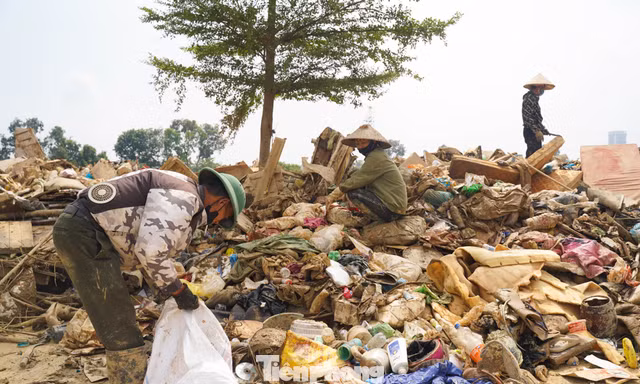 Người Thái Nguyên mỏi mắt ‘bới rác’ tìm đồ đạc sau lũ