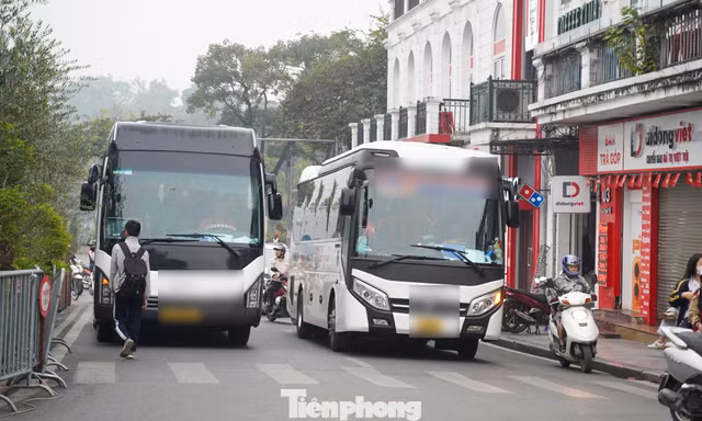Xe khách cỡ lớn chiếm trọn mặt đường, bất chấp giờ cấm ở phố cổ Hà Nội