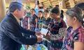 Phó Chủ tịch Quốc hội Nguyễn Đức Hải thăm hỏi, động viên người dân bị ảnh hưởng thiên tai ở xã biên giới Hùng Sơn.
