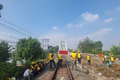 Vận tải đường sắt thiệt hại nặng nề do sà lan đâm cầu Ghềnh