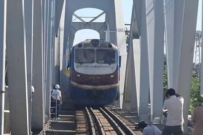 Thông tàu Bắc - Nam qua cầu Ghềnh sau 5 ngày tê liệt