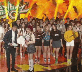 Ngay cả khi bị cô em Joy trêu chọc ngay giữa sân khấu thì Irene cũng chỉ mắng yêu thành viên cùng nhóm thế này thôi.