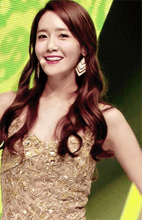 Yoona mà làm aegyo đáng yêu hết nấc thế này nữa thì fan chỉ còn biết xem đi xem lại mà thôi.