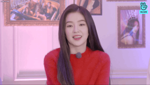 Irene rõ ràng là có giác quan thứ sáu nên mới có thể vươn người đỡ được khung ảnh bị rơi như thế này, khi nó không hề có dấu hiệu gì trước đó.