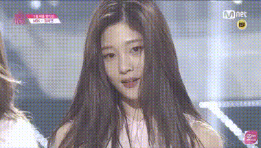 Chỉ một khoảnh khắc thần thánh này là đủ để Jung Chaeyeon biến thành ngôi sao của show sống còn Produce 101 mùa đầu tiên. Sau này, có nhiều thí sinh cũng học hỏi nhưng chẳng ai ra được nụ cười và ánh mắt mơ màng của Chaeyeon cả.