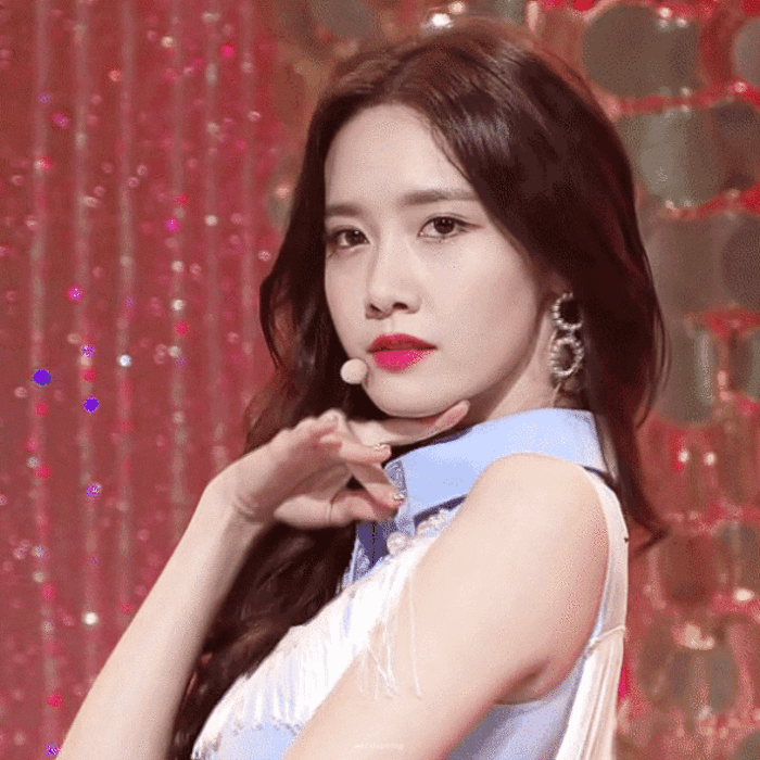 Không hổ danh là tường thành sắc đẹp K-Pop, Yoona chỉ cần đứng yên thôi cũng đủ làm con dân bấn loạn rồi.