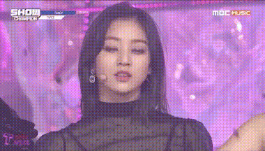 Tuy không phải visual của nhóm nhưng Jihyo cũng kịp ghi tên vào danh sách những idol có cảnh kết tuyệt nhất K-Pop. Một chuỗi các động tác aegyo được Jihyo thực hiện cực kỳ ngọt ngào, khiến fan chỉ biết tan chảy.