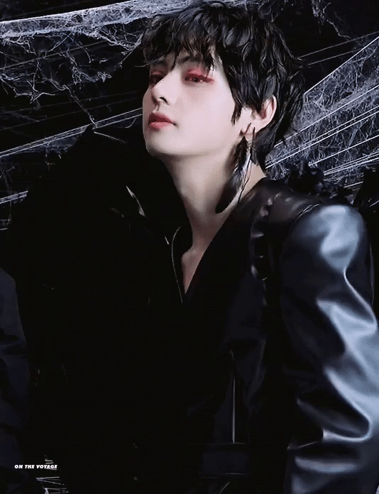 Một lần nữa, tạo hình quá đỗi nữ tính của V (BTS) lại gây tranh cãi ảnh 2