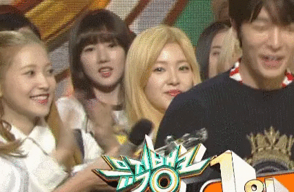 Tuy bị tiếng pháo hoa khiến cô nàng giật mình bịt tai nhưng ngay sau đó, Irene đã lấy lại khuôn mặt bình tĩnh và nở nụ cười tươi rói như không có gì xảy ra rồi.