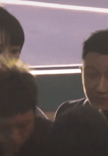 Ngay cả khi gặp nhau ở lễ trao giải đông người, Dương Tử vẫn không quên nhí nhố trêu chọc người bạn diễn thân thiết.