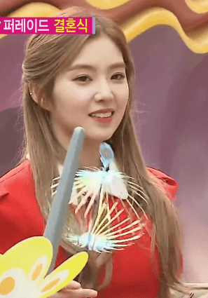 Tuy không hề vui chút nào vì giật mình, nhưng Irene vẫn nhanh chóng lấy lại biểu cảm vui vẻ.