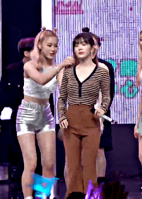 Vừa mới giật mình quay lại khi có ai đó chạm vào vai mình thì Irene đã cười tươi rói khi nhận ra đàn em Ryu Jin (ITZY) chỉ muốn nhặt xác pháo bông giúp mình thôi mà.