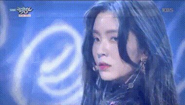 Ngay cả khi Irene không cười mà lạnh lùng hết nấc thì khán giả vẫn hết lời khen ngợi thần thái sang chảnh của cô nàng.