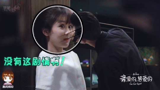 Đến một lần khác, Lý Hiện cũng có cảnh hôn bất ngờ khi Dương Tử chẳng hề chuẩn bị trước, và cô nàng cũng bật cười vui vẻ như thế này.