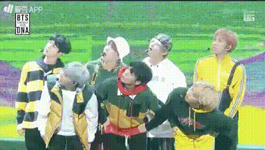 Em út nhóm BTS cũng là nhân vật kết màn thường xuyên nhờ khuôn mặt đẹp trai và nụ cười tỏa nắng. Jungkook quả thật rất biết cách đốn tim fan khi hết ngước nhìn một cách ngọt ngào lại nháy mắt rồi cười rạng rỡ như thế này.