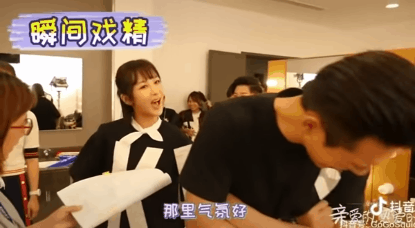 Tương tác giữa hai người thật sự ngọt ngào và thân thiết, như thể họ đã hợp tác với nhau từ lâu lắm rồi vậy.