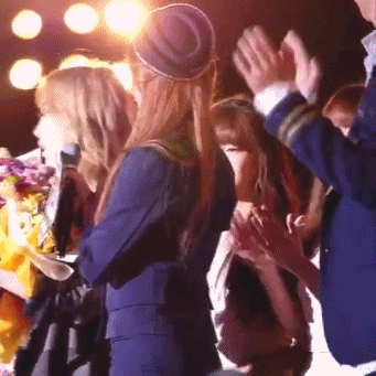 Thêm một lần nữa Irene cho thấy cô nàng rất dễ giật mình vì tiếng động, nhưng cách xử lý nhanh trí phía sau mới khiến cư dân mạng khen ngợi trưởng nhóm Red Velvet.