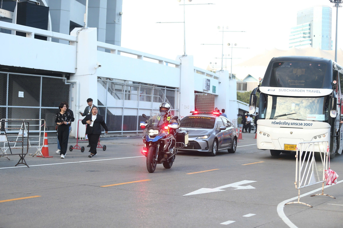 سیکوریٹی فورسس بشمول سادہ کپڑوں میں ملبوس اہلکار راجمنگلا بھر میں موجود تھے۔ 1000039521.jpg