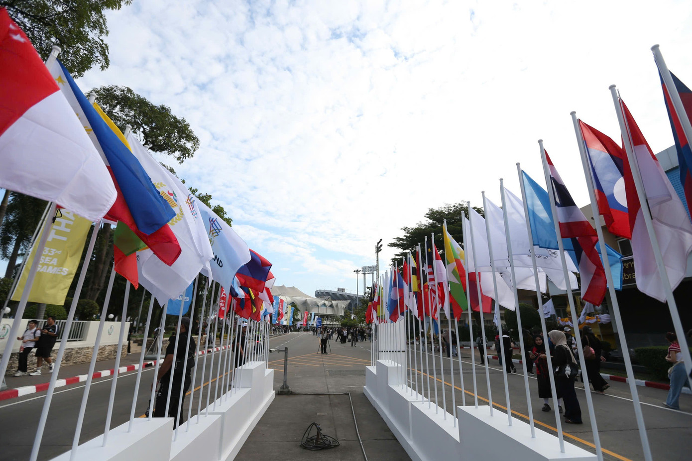 9 دسمبر کی دوپہر 12 بجے سے، لوگ ٹریفک جام سے بچنے کے لیے راجامنگلا میں داخل ہو گئے ہیں۔ 1000039530.jpg