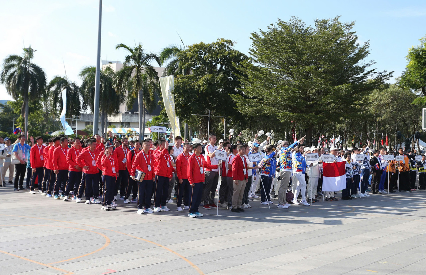 Sportovní delegace na slavnostním vztyčení vlajky 8. prosince. (Foto: Anh Thắng) z7305232139440-8ad3d2b15210061cbee72bacea7e63f3.jpg