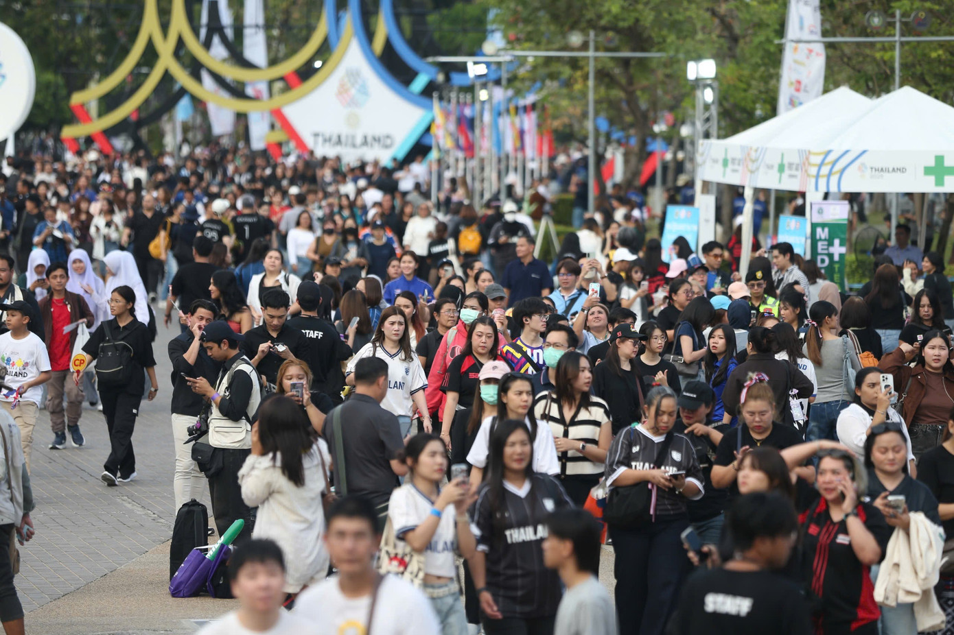 نوجوان تھائی اس تقریب کے بارے میں بے حد پرجوش تھے، جس کی ایک وجہ بہت سے مشہور ٹی-پاپ ستاروں جیسے 1000039526.jpg