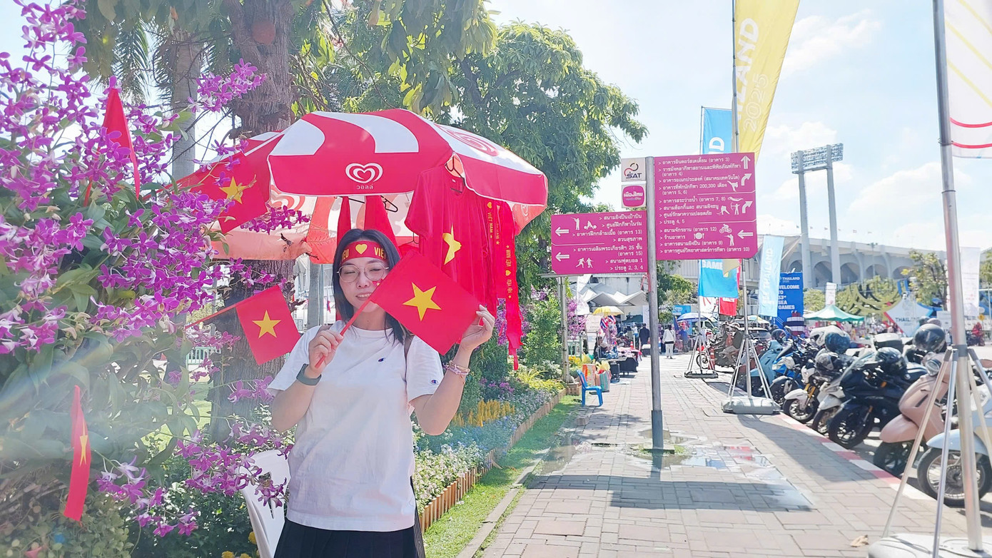 អ្នកស្រី ភឿង សង្ឃឹមថានឹងអាចអបអរសាទរមេដាយមាសរបស់នាងក្នុងការប្រកួតបាល់ទាត់នៅប្រទេសថៃ។ រូបថត៖ ថាញ់ ហៃ z7328614897373-812eb4ca05314209c7e3712af1d30c53.jpg