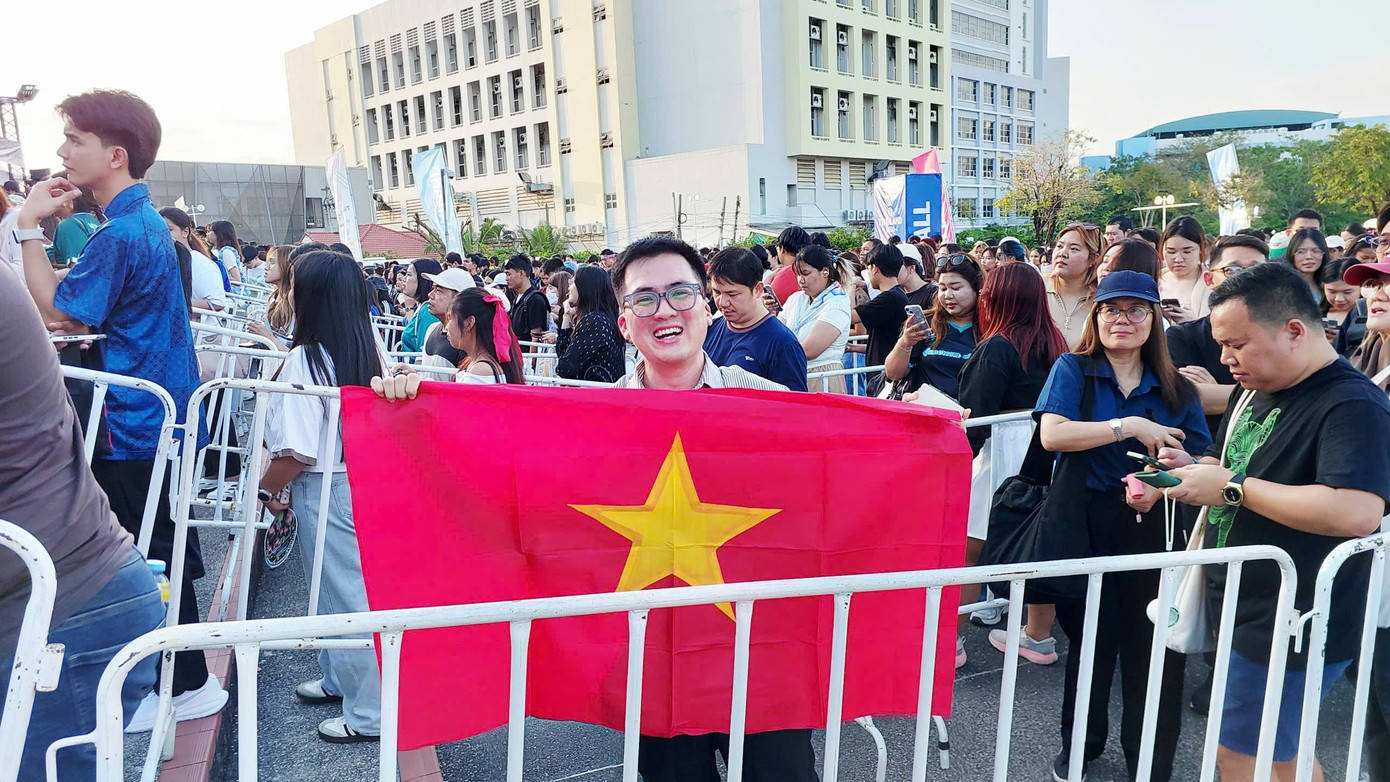 مسٹر Huu Duy کا تعلق Vinh Long سے ہے، وہ تھائی لینڈ کی یونیورسٹی آف ایگریکلچر میں ماسٹر کی ڈگری حاصل کر رہے ہیں۔ انہوں نے کہا کہ وہ خوش قسمت ہیں کہ وہ آرگنائزنگ کمیٹی کی درخواست کے ذریعے کامیابی کے ساتھ اندراج کرایا اور ٹکٹ کا مالک ہے، پھر 9 دسمبر کی شام کو راجامنگلا میں حاضر ہونے کے لیے ایک طویل سفر طے کیا۔ 1000039532.jpg