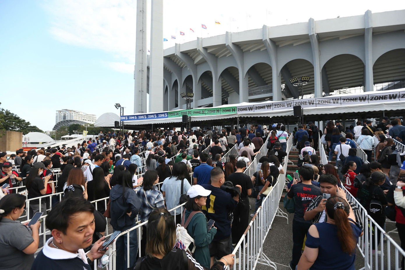 شام 5:00 بجے کے قریب، لوگوں کا ہجوم راجامنگلا کے داخلی راستوں سے بھر گیا۔ 1000039527.jpg
