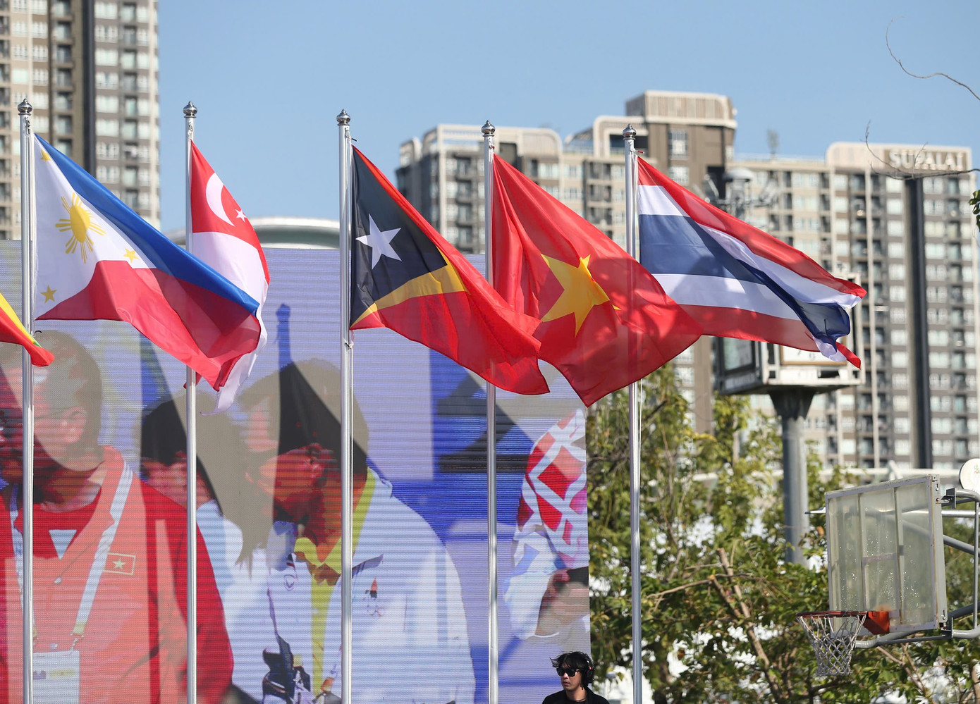 Sportovní delegace na slavnostním vztyčení vlajky 8. prosince. (Foto: Anh Thắng) z7305232125839-fe1b0e6b3fa04eea7eae5e0115b0dcde.jpg