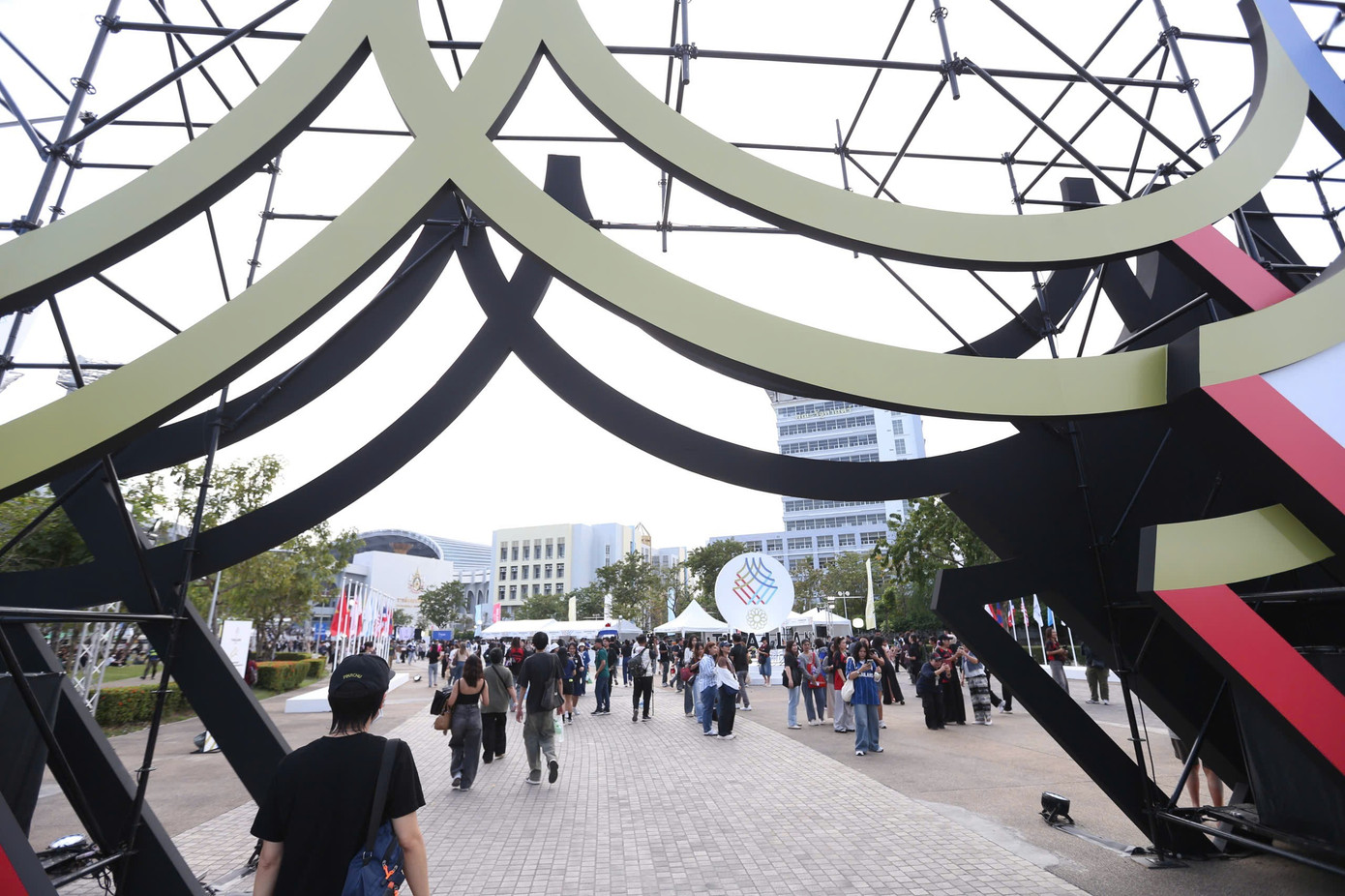 وہ خوش قسمت لوگ جو داخلی ٹکٹ رکھتے ہیں قدرتی طور پر اس عظیم الشان اور عظیم الشان تقریب کو یاد نہیں کرنا چاہتے تھے۔ 1000039531.jpg