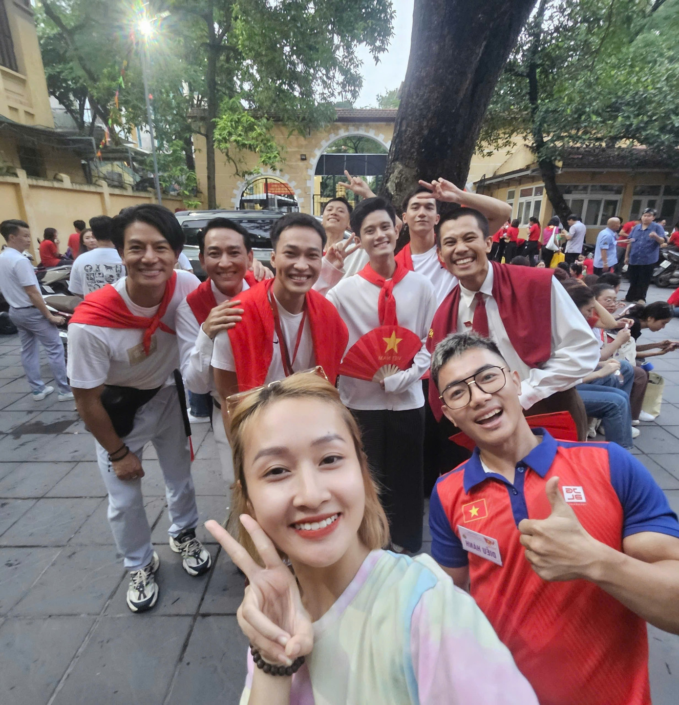 Phạm Phước Hưng vui vẻ chụp hình cùng dàn sao phim Mưa Đỏ... z6961862963204-14e9e81328f7358f52b10a8ec3121a3e.jpg
