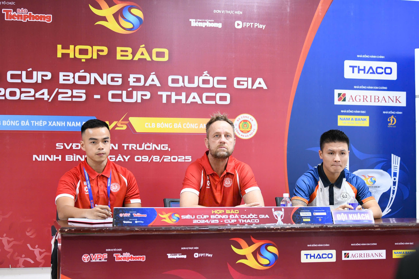 Quang Hải và HLV Polking tin tưởng sẽ có chiến thắng để Siêu Cúp đánh dấu một khởi đầu tốt đẹp cho CLB. z6886733726760-752c17d2a0f4f2c711a9cf2e88612233.jpg