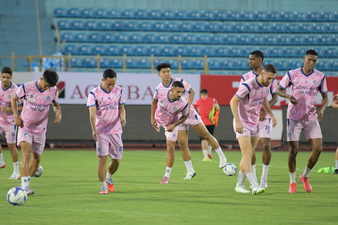 وبحسب المدرب بولكينج، فإن اللاعب الفيتنامي الأمريكي براندون لي والمجندين الجدد الآخرين يندمجون بشكل جيد للغاية، مما يخلق بيئة تدريبية احترافية وودية للغاية. z6887236785895-d7f0d11fa4569fef764a61e4e86bdad4.jpg