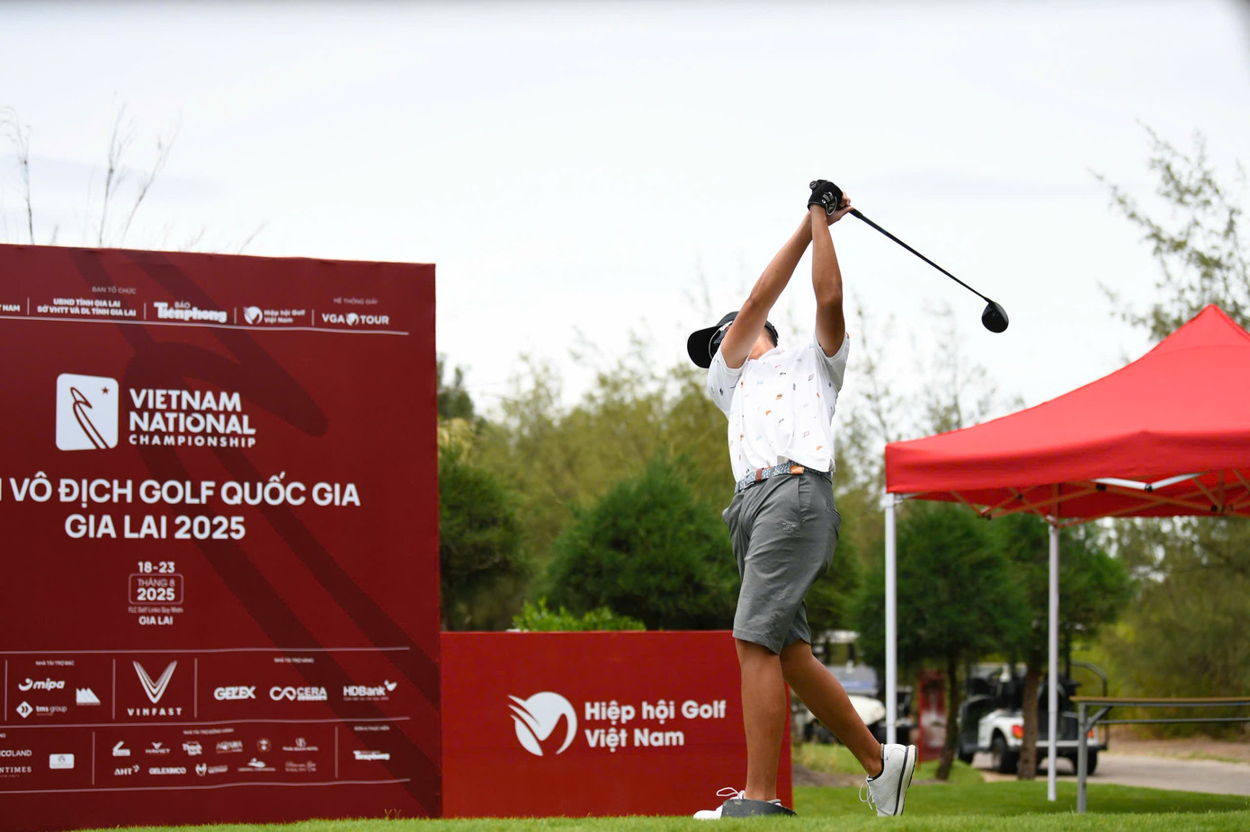 Однако г-н До Тхань Вьет, генеральный менеджер FLC Golf Links Quy Nhon, заявил, что гольфисты продемонстрировали свой класс, добившись чрезвычайно положительных результатов. z6915504917761-27e1be27da6428aacddf916bfb2115d5.jpg